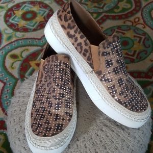 Volatile slip-on snickers